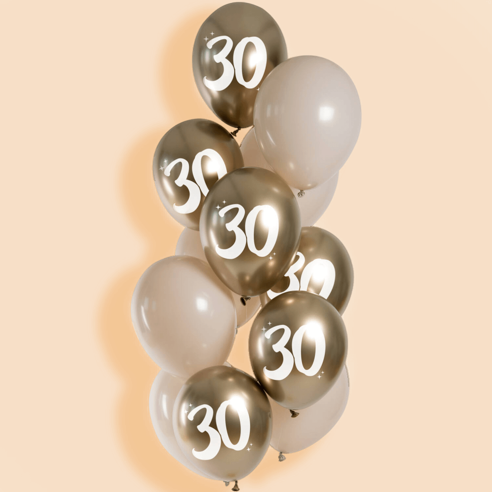 gouden en nude ballonnen met chrome effect en bedrukt met witte cijfers 30 op een perzikkleurige achtergrond
