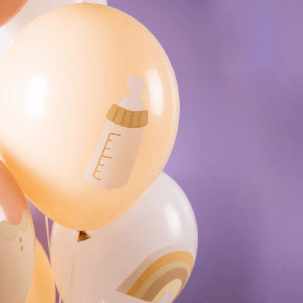 Zachtoranje ballon met een flesje erop