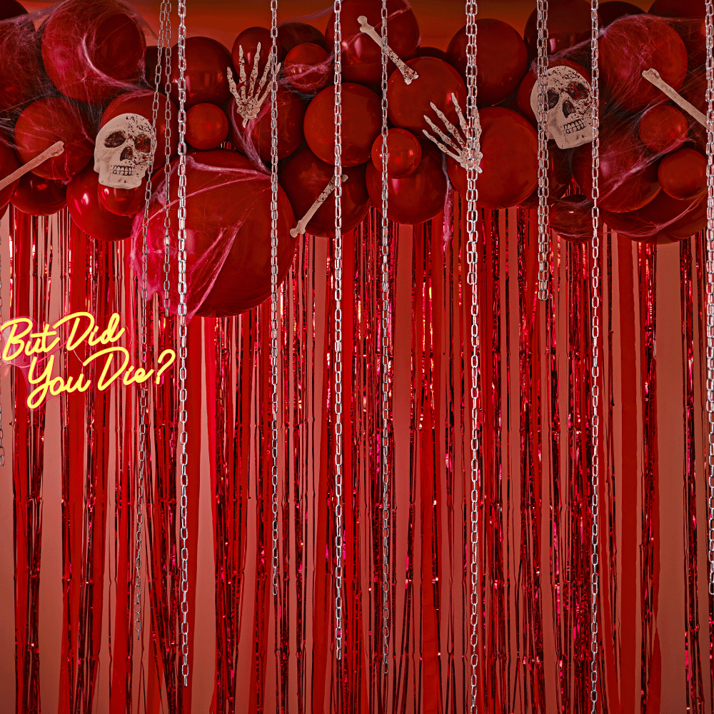 Ballonnenboog met rode ballonnen en streamers met metallic effect is versierd met spinnenweb en doodshoofden en botten en hangt achter een neon bordje but did you die?