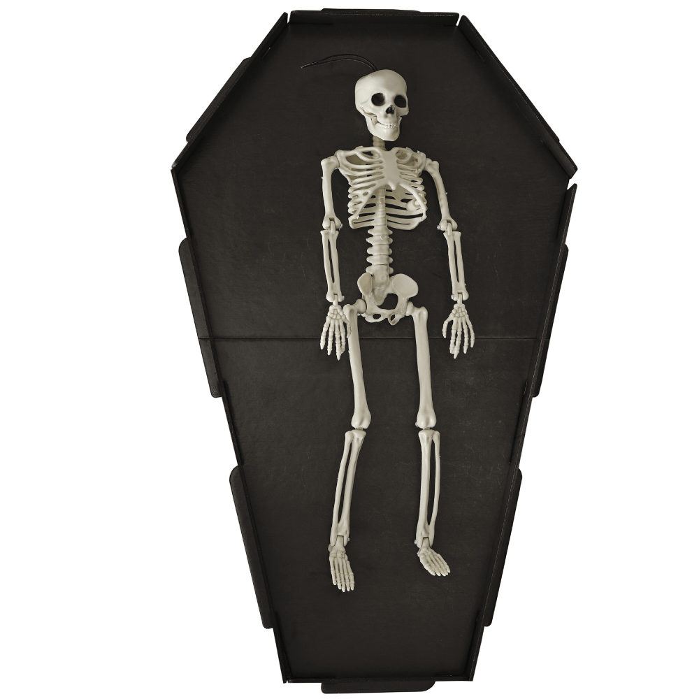 Zwarte hapjesplank in de vorm van een grafkist met een wit skelet in het midden