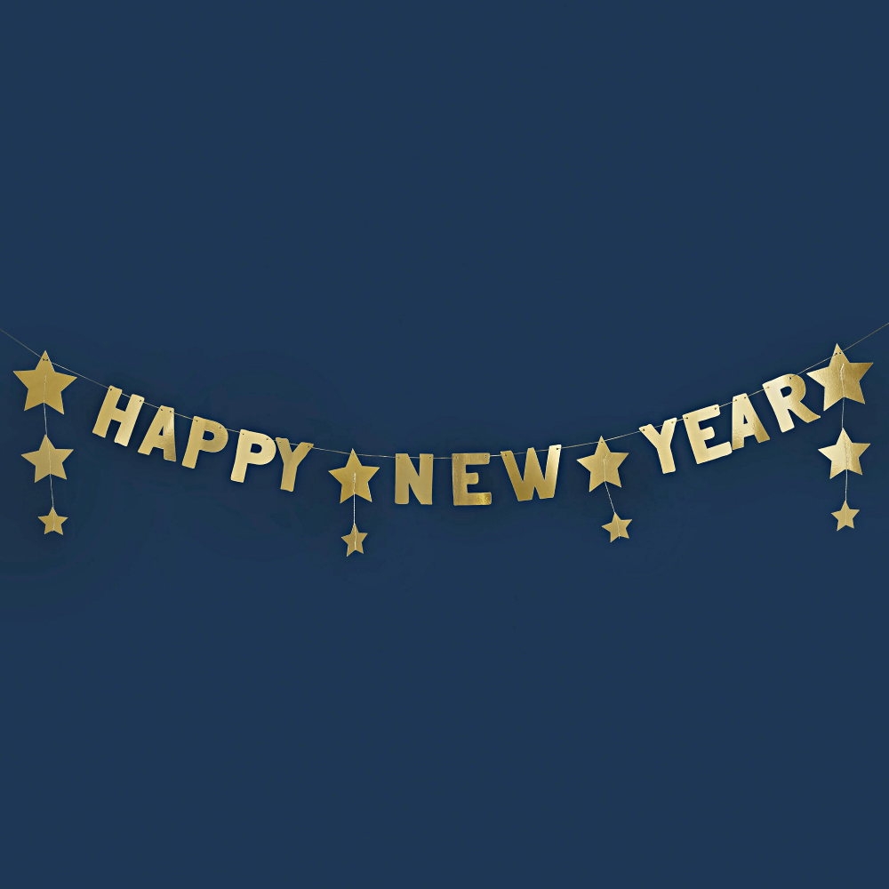 Gouden slinger met de tekst happy new year en gouden sterren hangt voor een donkerblauwe achtergrond