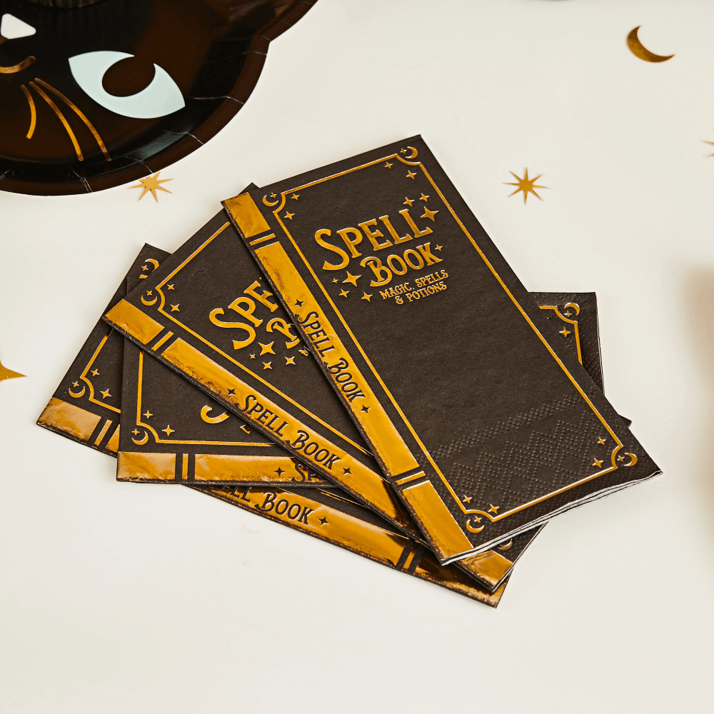 Servetten in de vorm van een spreukenboek met gouden details