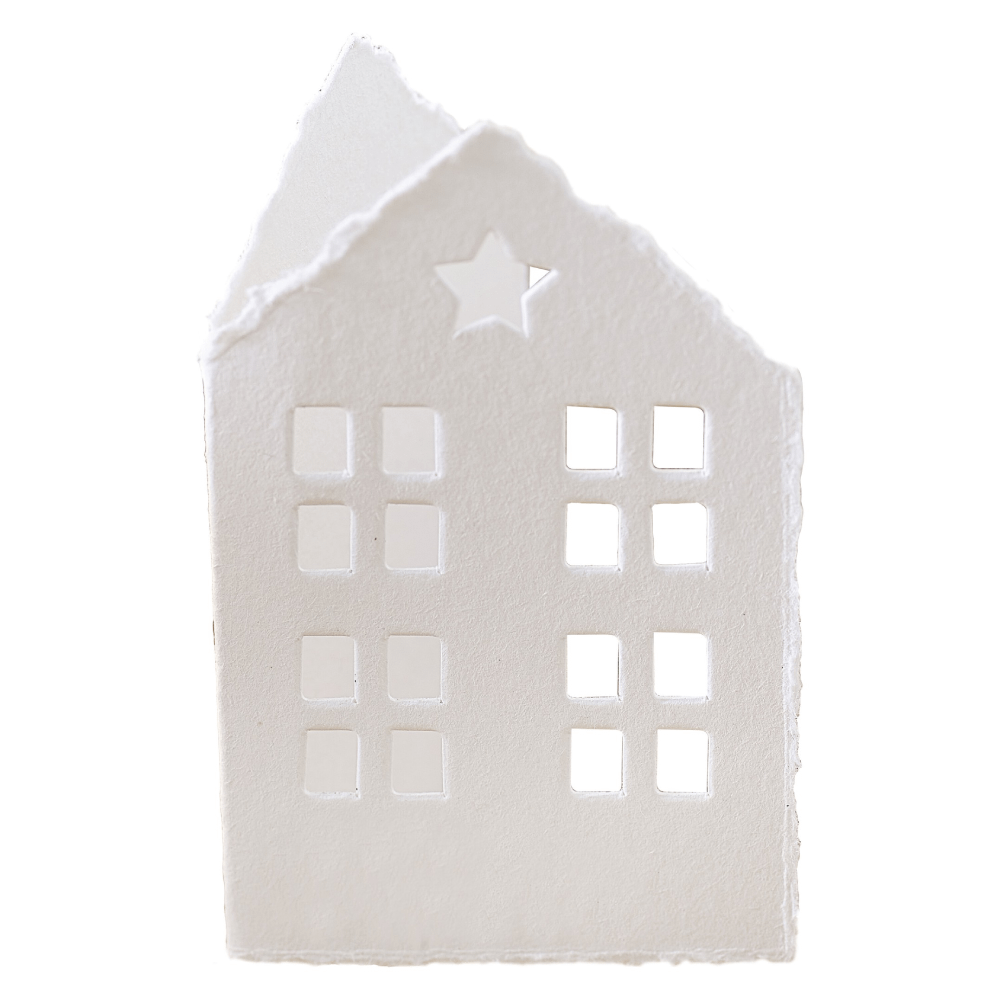 Wit tafelkaartje in de vorm van een huisje met ramen en een ster