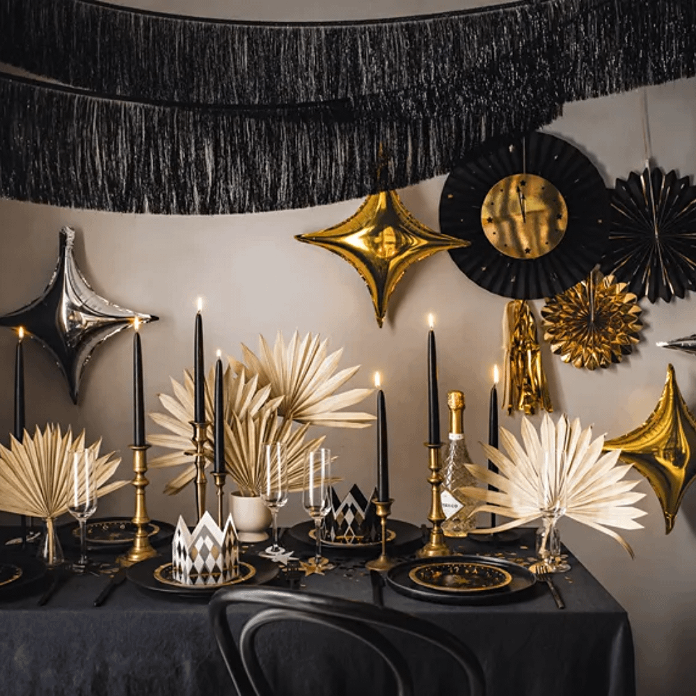 Kamer versierd met zwarte en gouden oud en nieuw versiering