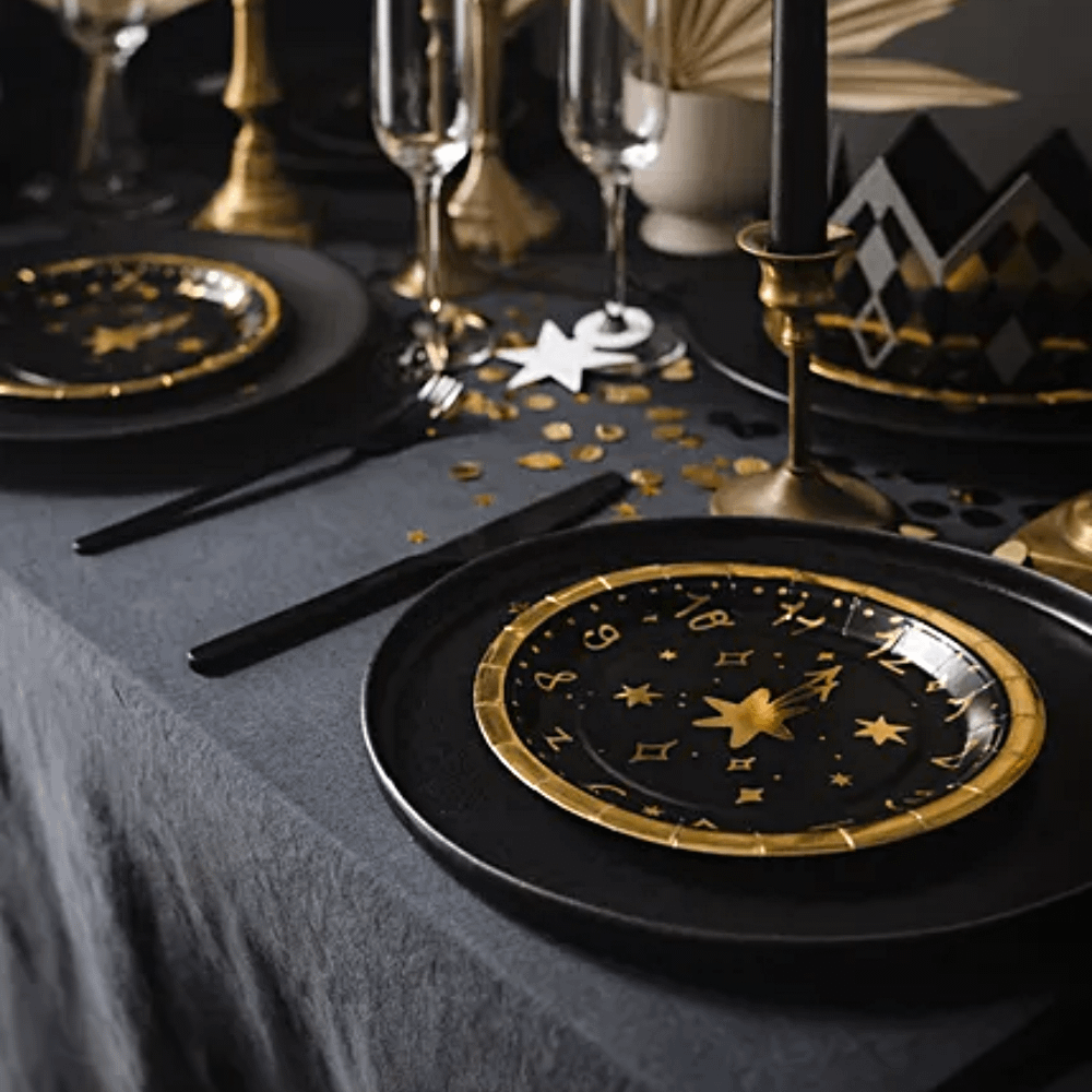 Tafel gedekt met zwart en gouden oud en nieuw versiering