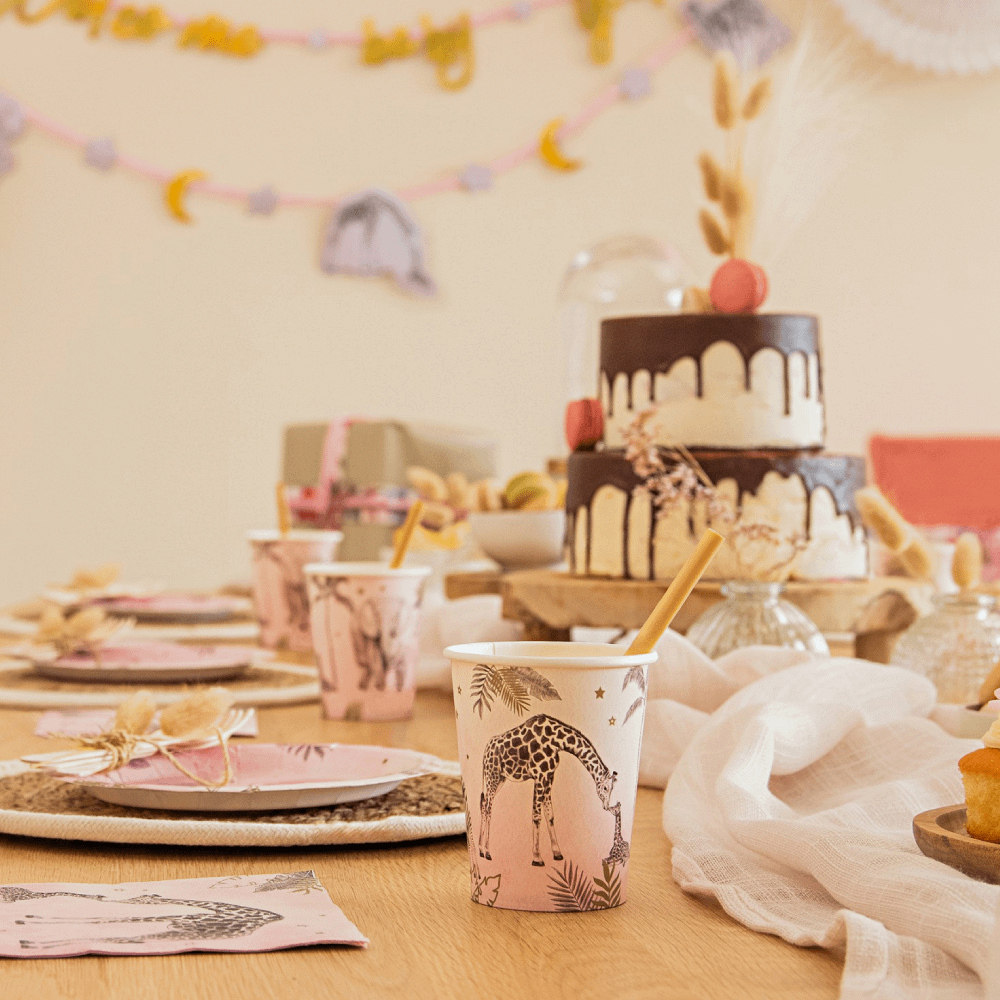 Verisiering van een tafel voor een babyshower met roze en gouden safari versiering