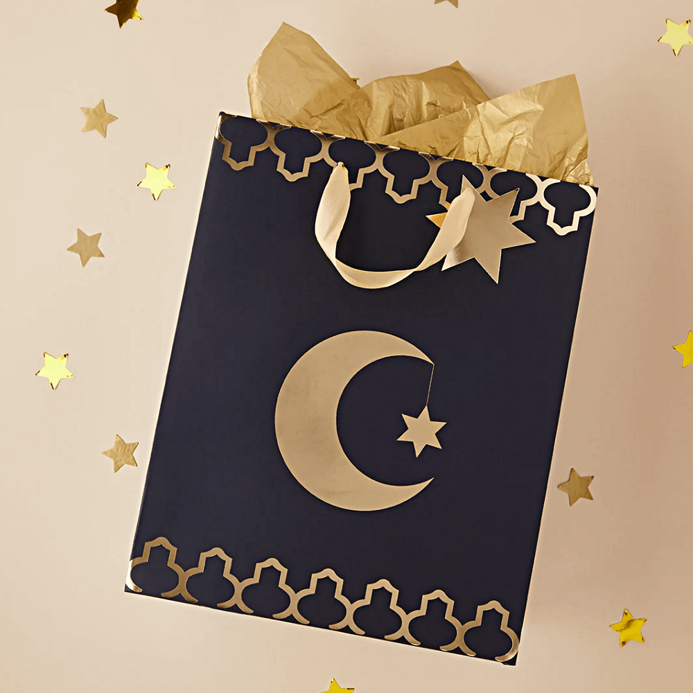 Cadeautasje met een gouden maan en ster erop voor ramadan