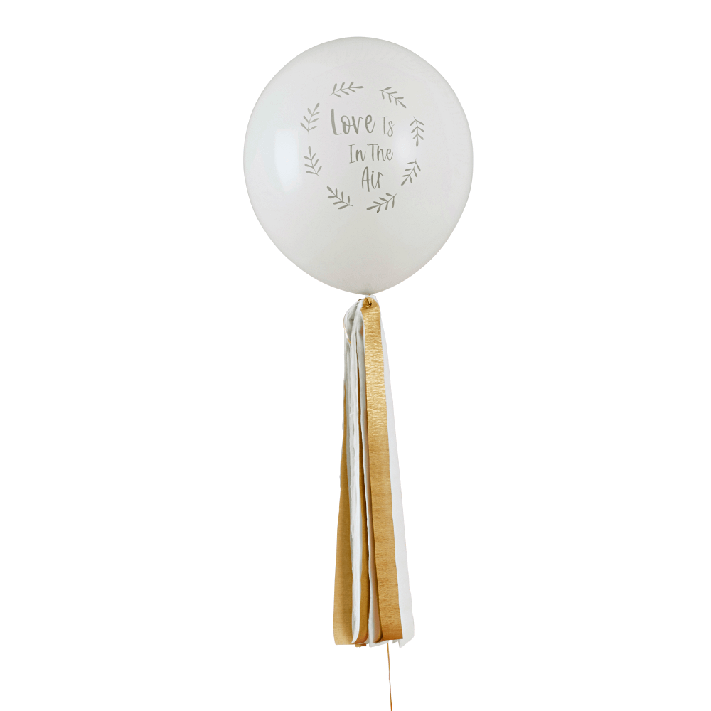 Ballon met gouden tassels en de tekst love is in the air