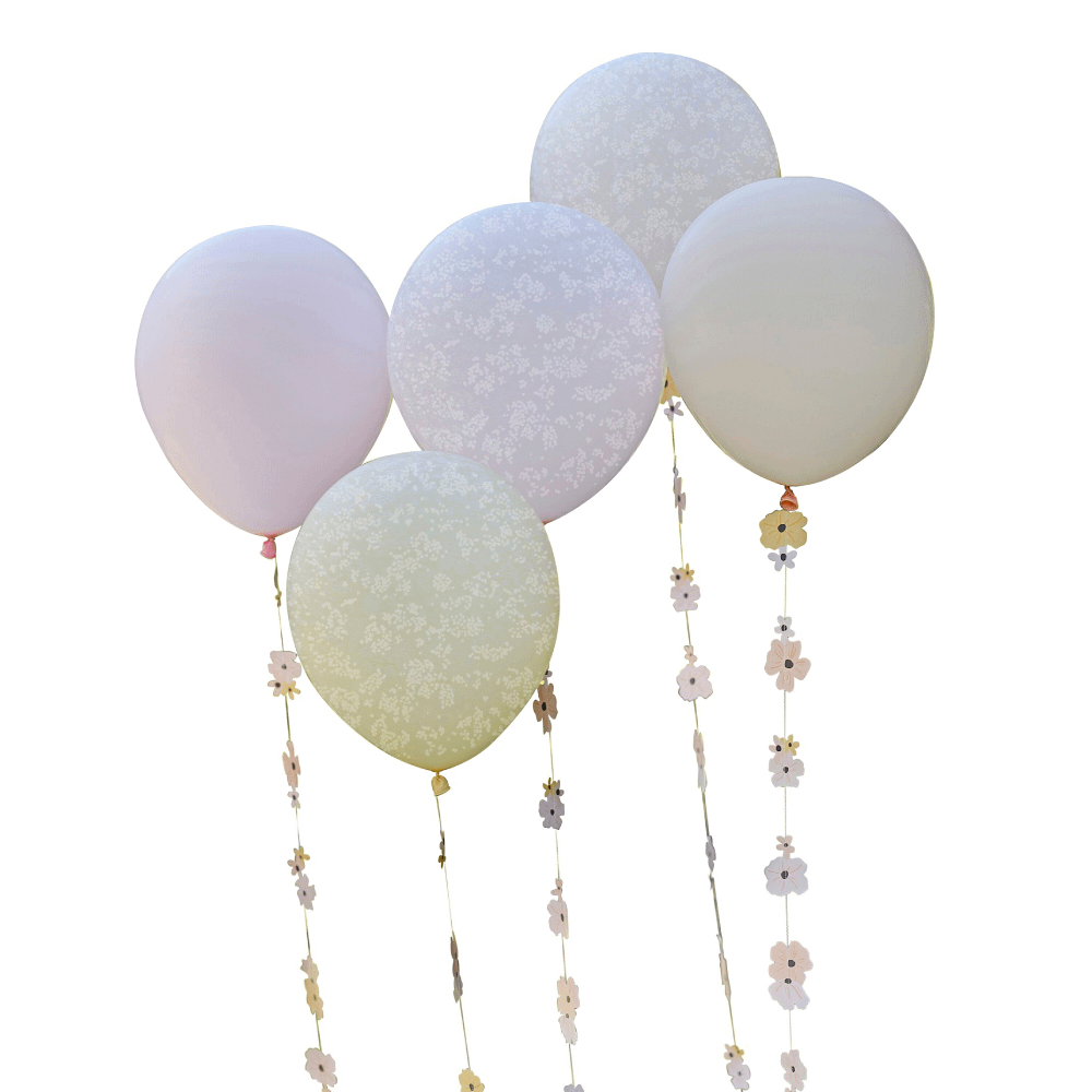 Pastel ballonnen in het roze, perzik en geel bedrukt met witte stippen en bloemen staarten