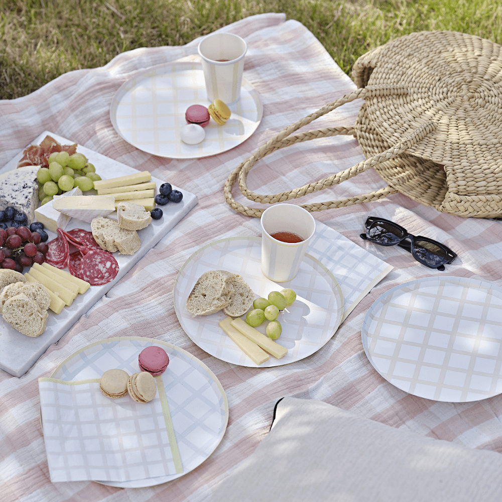 Roze geblokt picnic kleed versierd met geblokte bordjes in het blauw, geel, roze en groen in pastel tinten