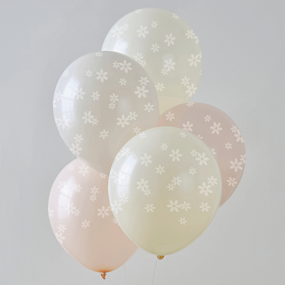 Pastel ballonnen met madeliefjes in het roze, perzik en creme