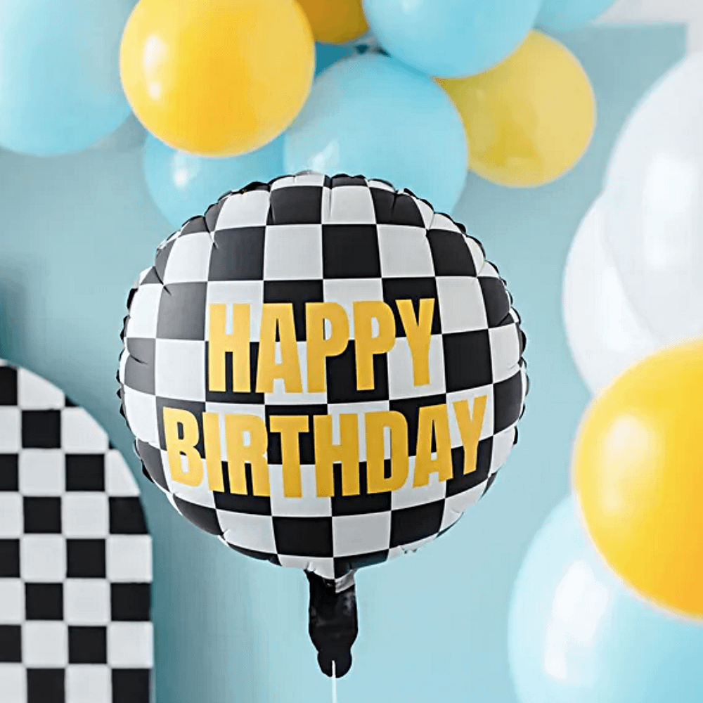 Zwart wit geblokte folieballon met de gele tekst happy birthday voor een auto race thema