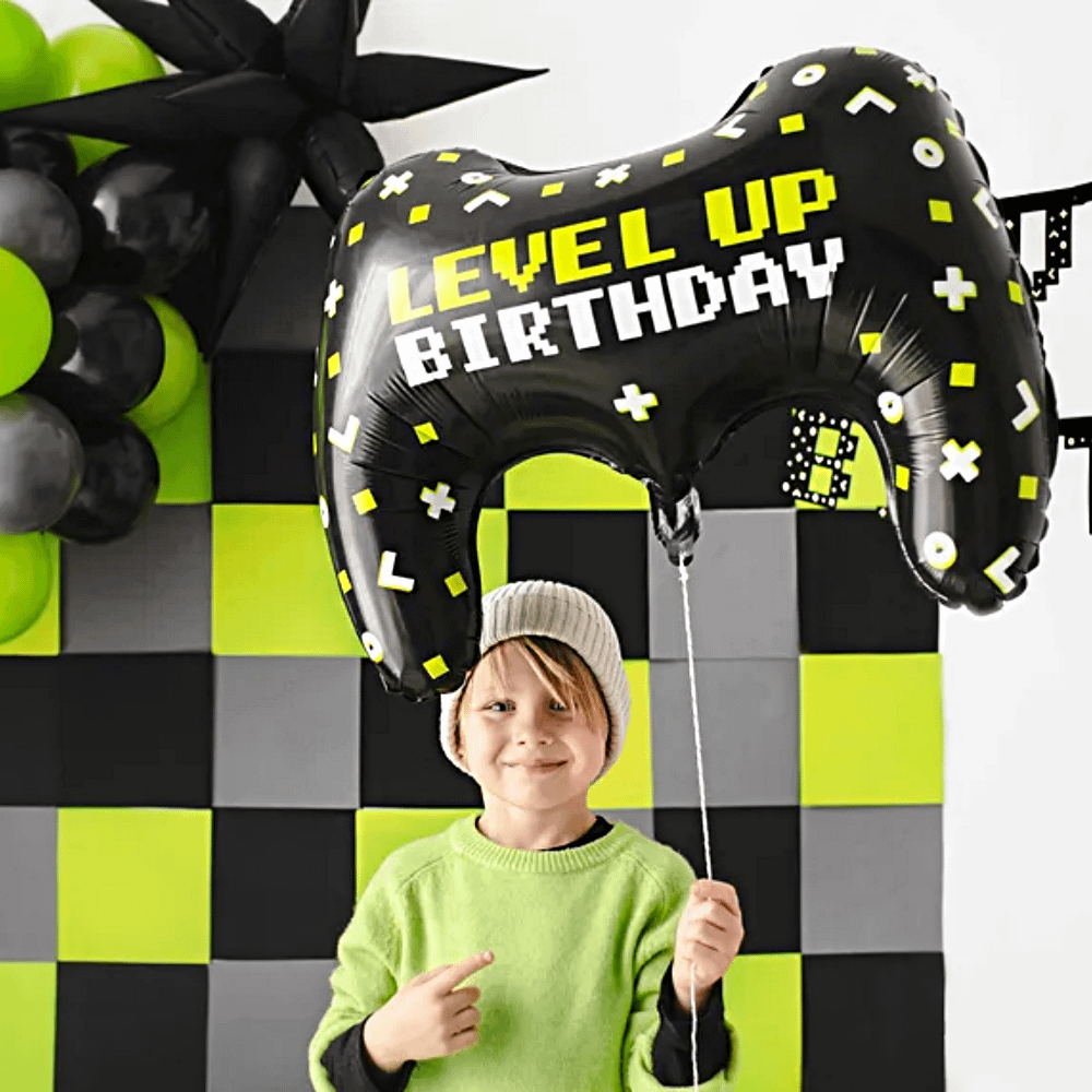 Folieballon met de tekst level up birthday in de vorm van een controller