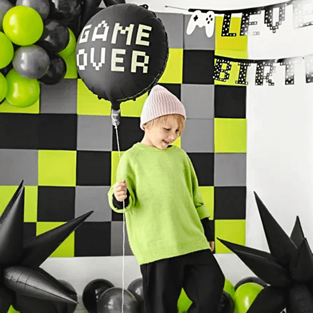 Game over ballon op een gaming kinderfeestje met groene en zwarte versiering