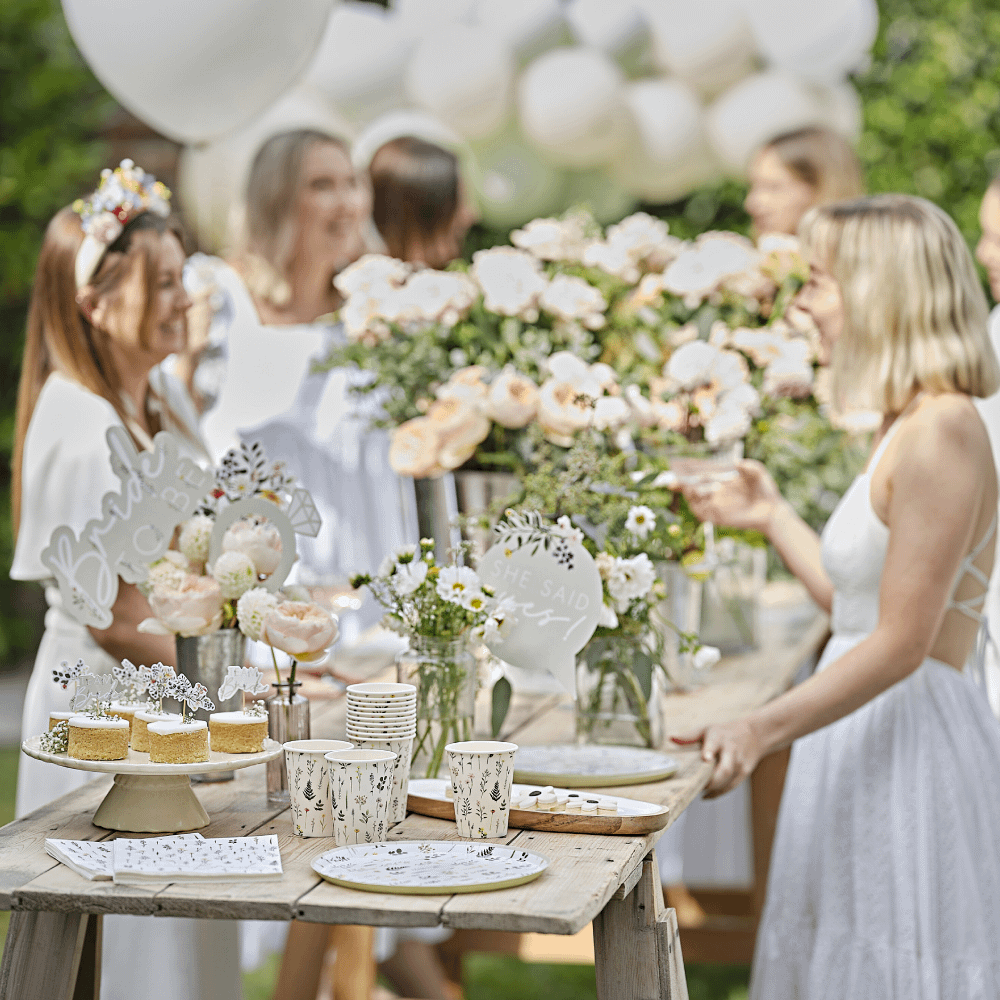 Bruiloft in de lente met mooi versierde tafel met groene versiering met bloemen