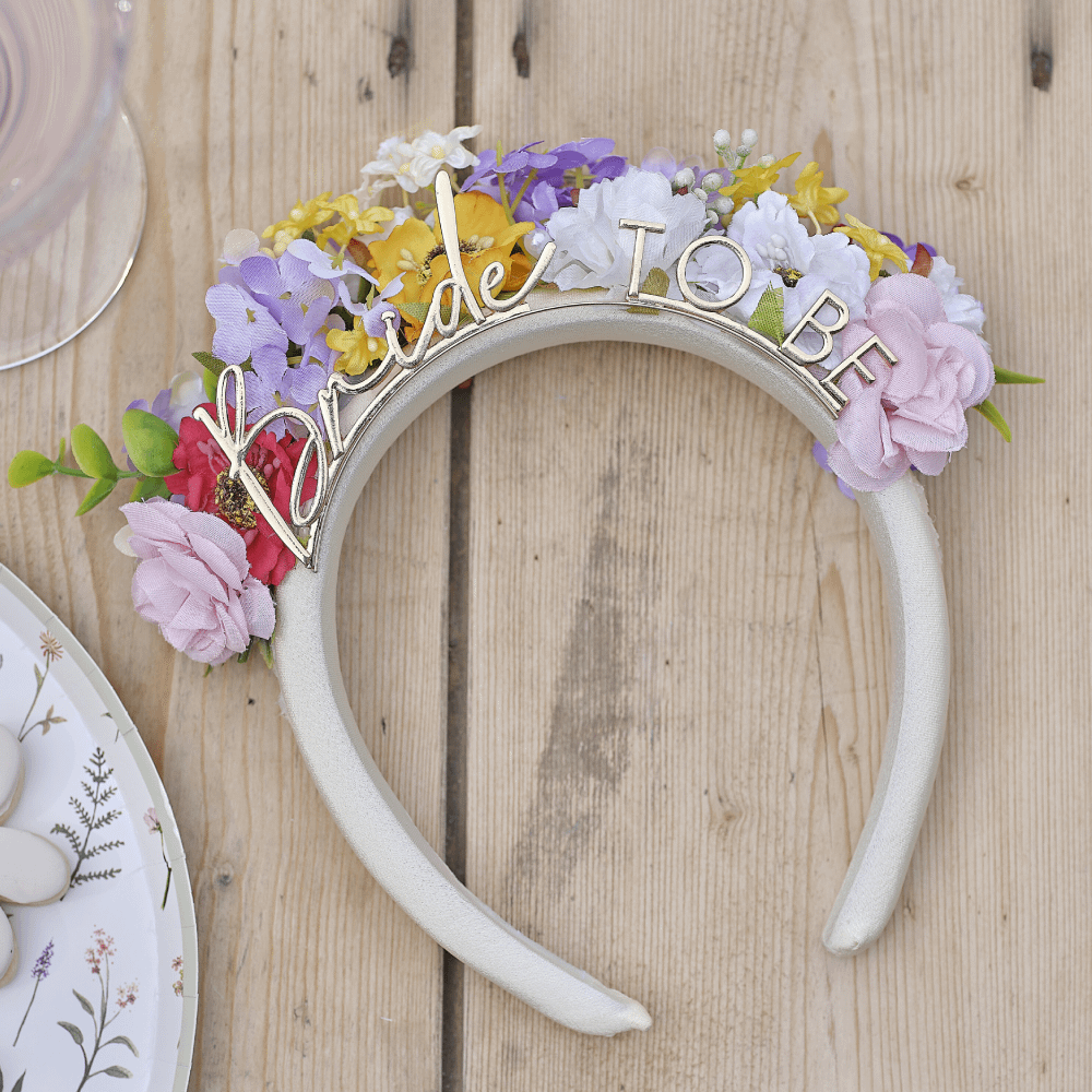 Haarband met bloemen en de gouden tekst bride to be