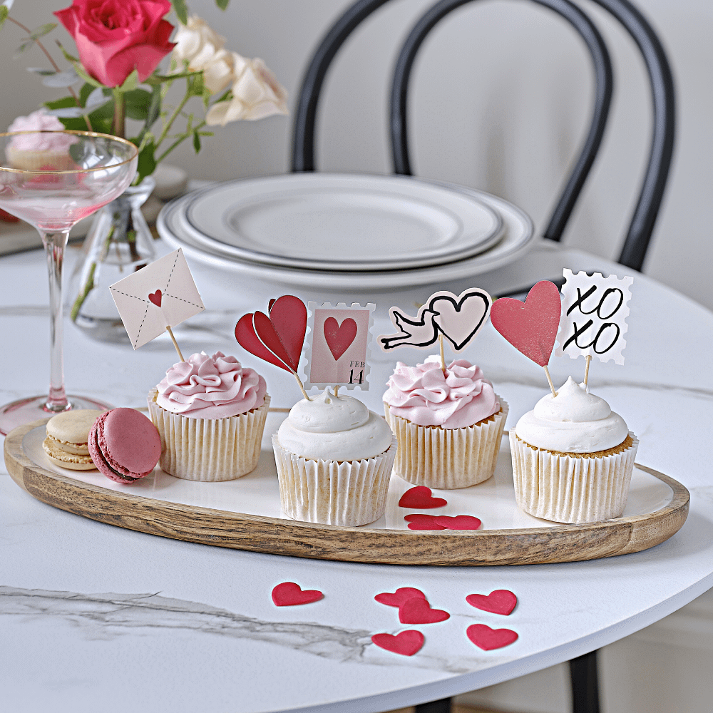 Cupcake toppers met hartjes, enveloppen en de tekst xoxo
