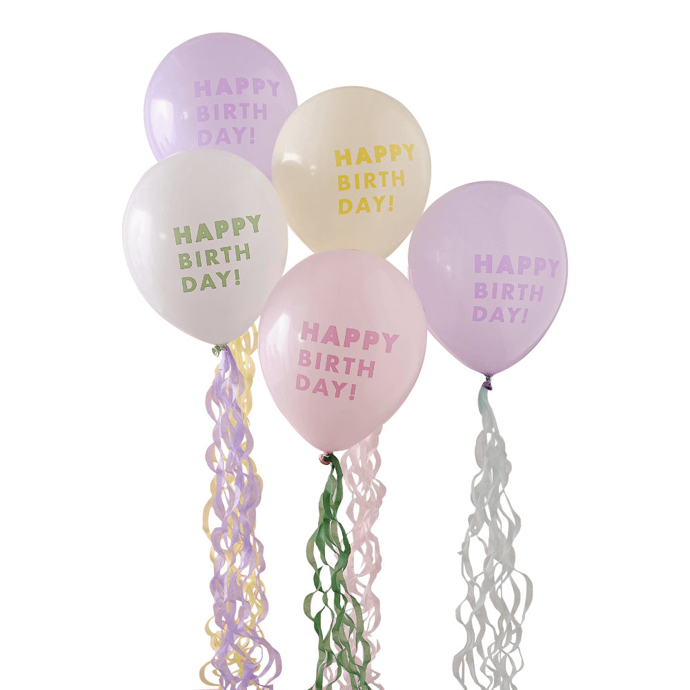 Pastel ballonnen met de tekst happy birthday en streamers eronder