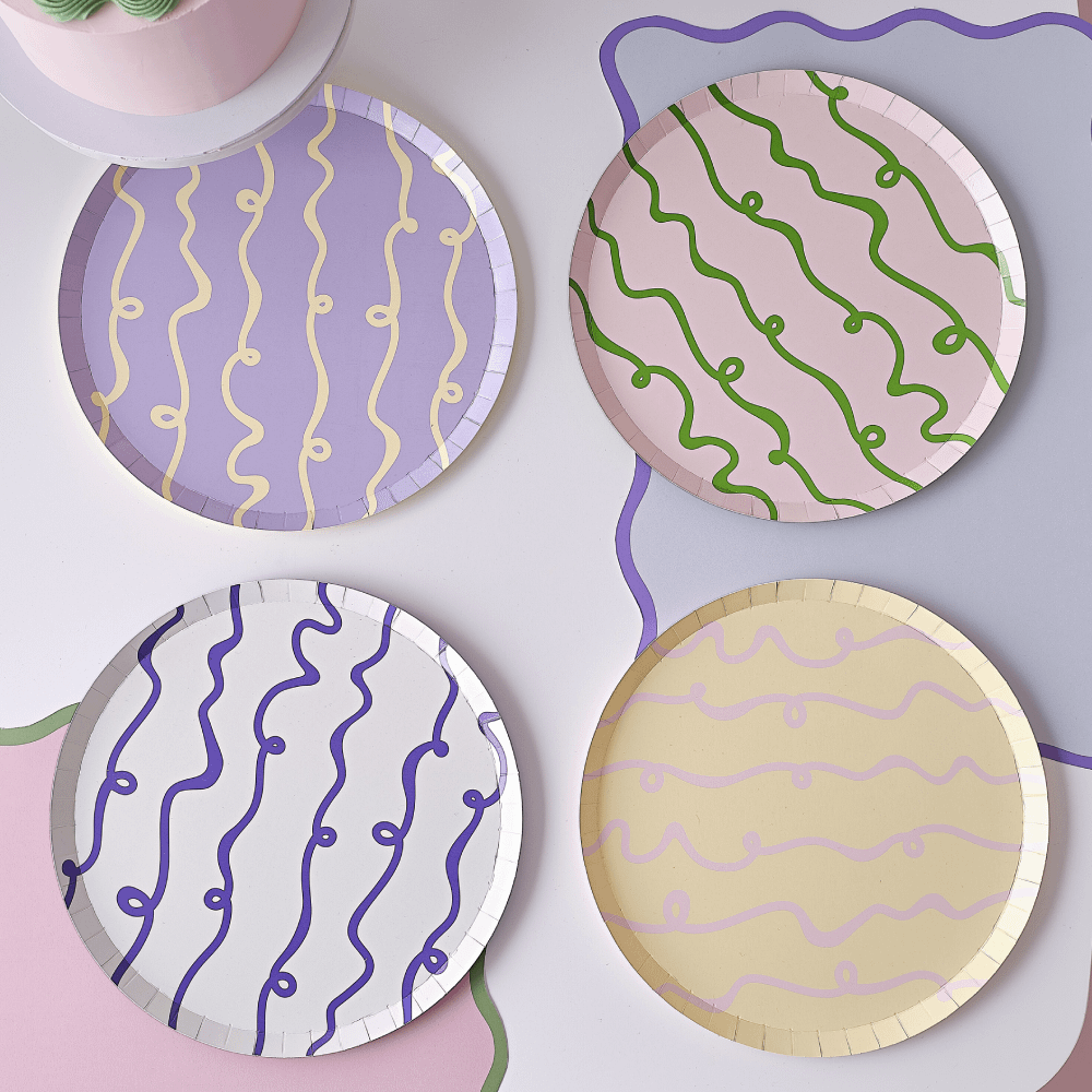 Pastel bordjes met swirls en krulletjes erop staan op een pastel tafel