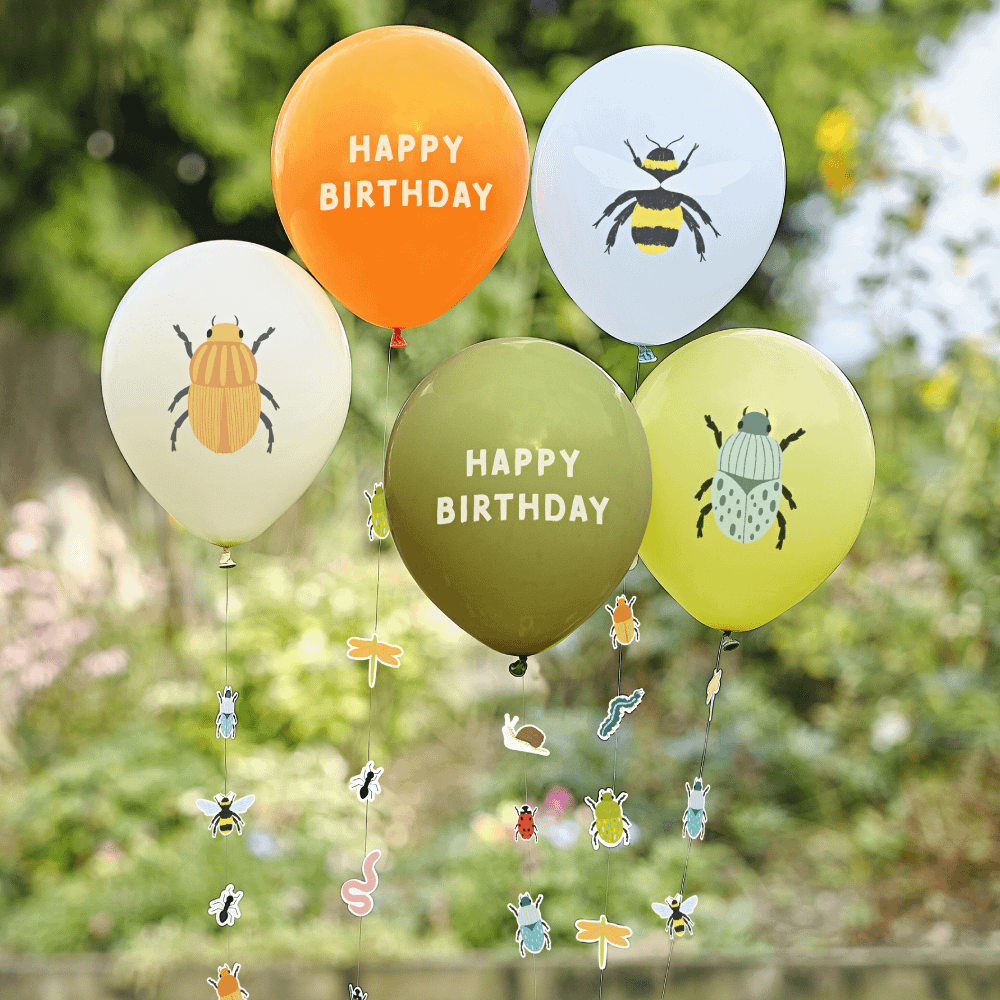 Ballonnen met de tekst happy birthday en insecten erop zoals bijen en torren