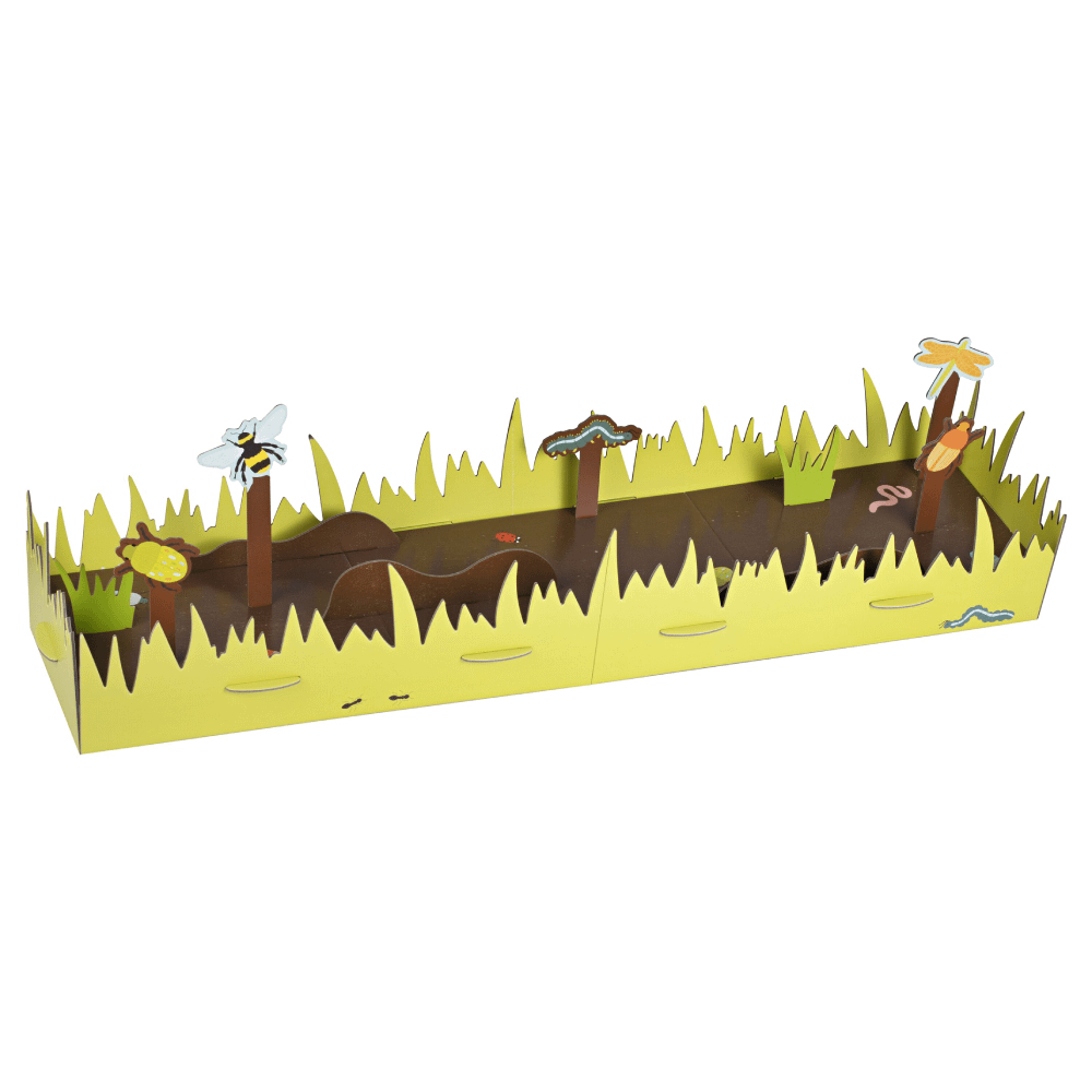 Hapjes plank in de vorm van een grassige heuvel met insecten