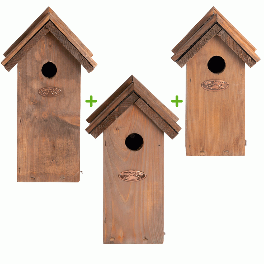 drie vogelhuisjes met bitumen dakje en verschillende afmetingen