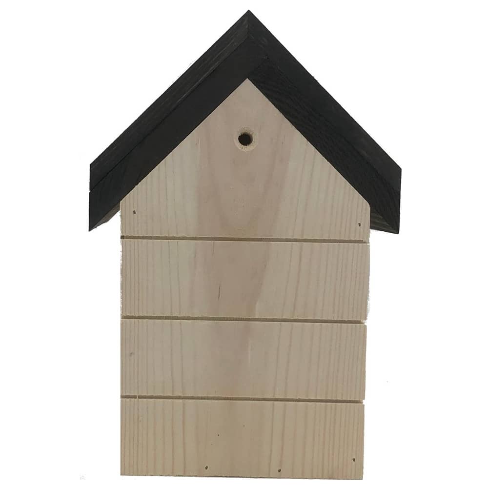 vogel huis met zwart dak en een invlieggat met beschermplaat achterkant
