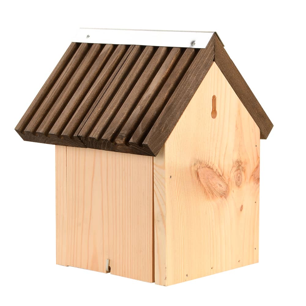 huisje voor vogels met donkerbruin geribbeld dak met zinken plaatje achterkant