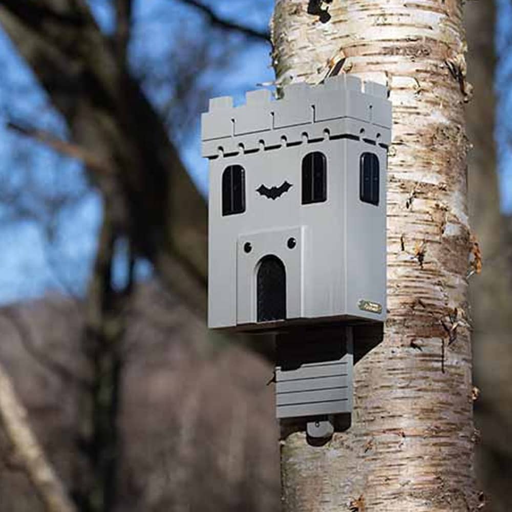 huisje voor vleermuizen in de stijl van een kasteel aan een boom