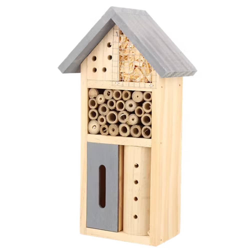 Klein houten huisje met grijze accenten voor insecten