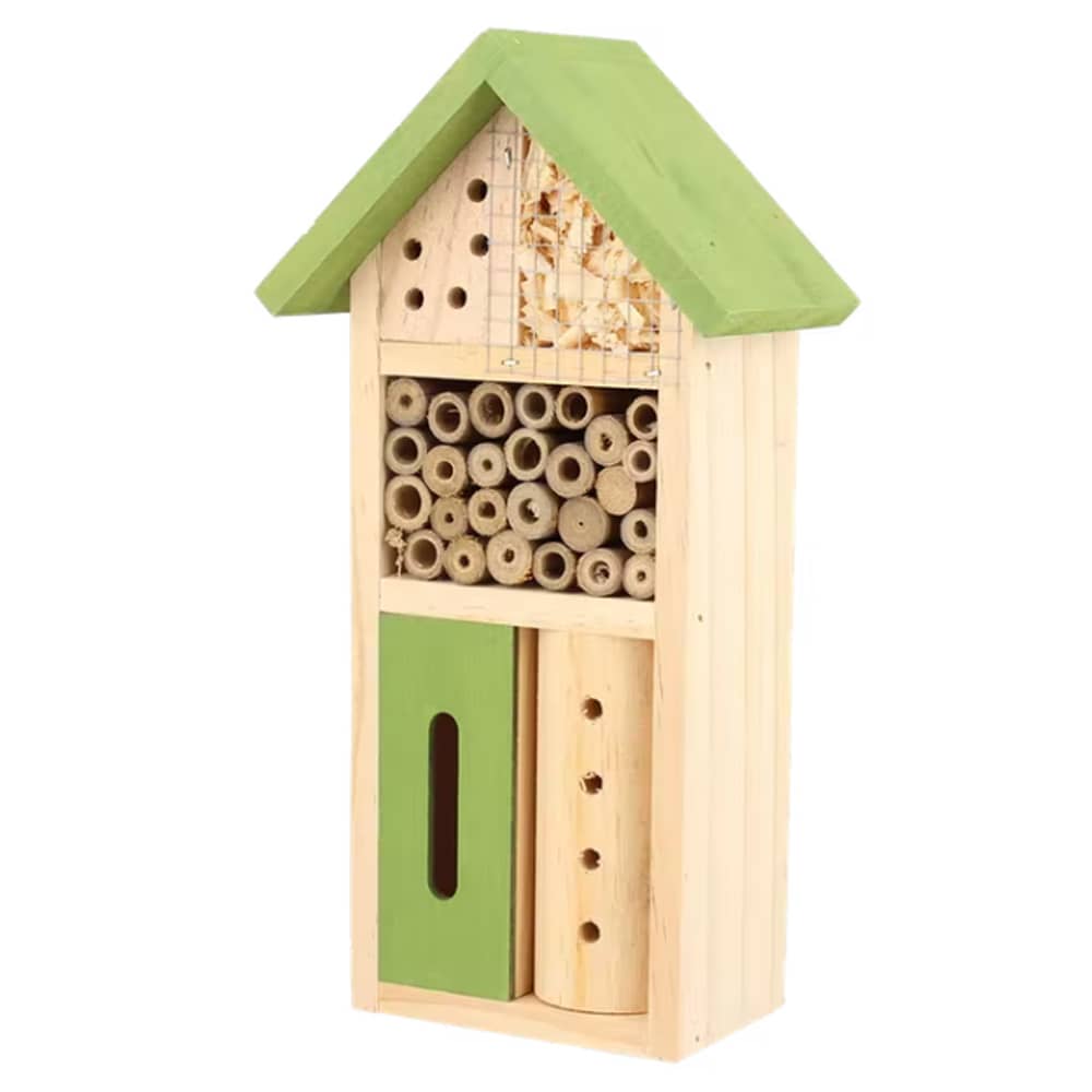 Klein houten huisje met groene accenten voor insecten