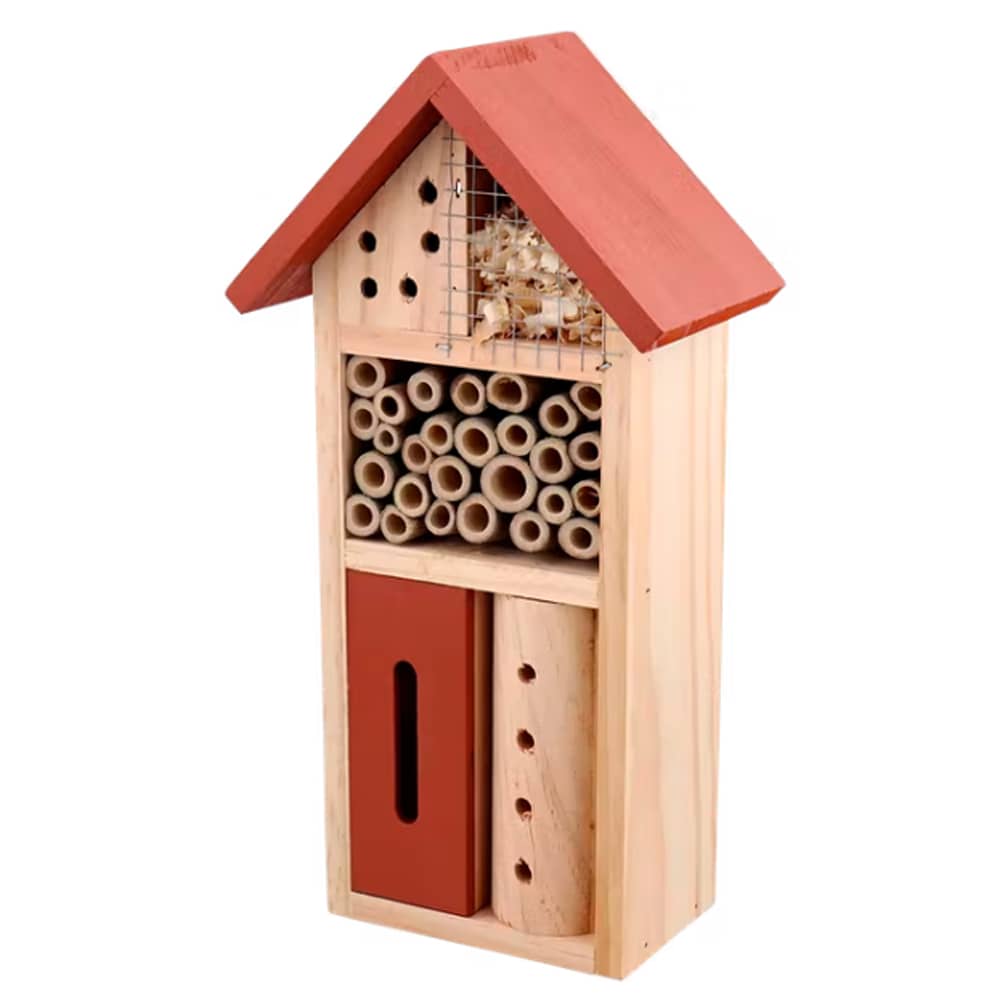Klein houten huisje met rode accenten voor insecten