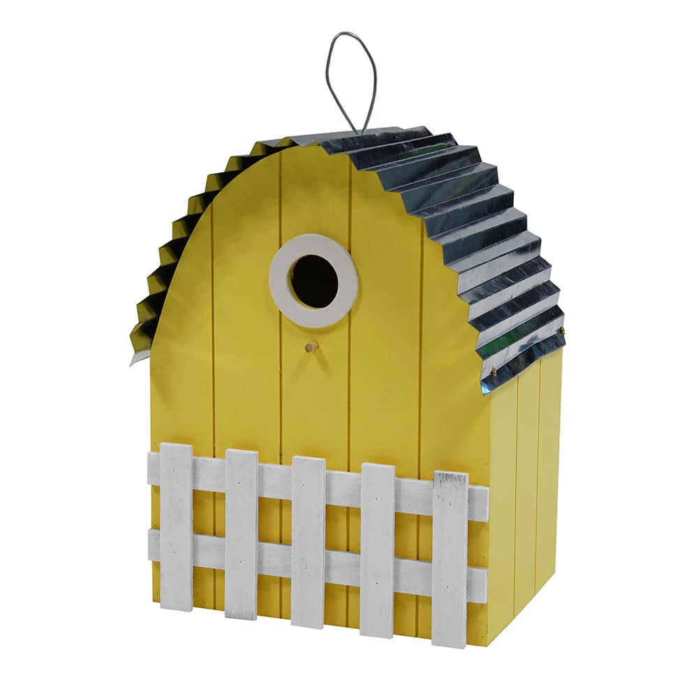 Geel vogelhuis met het design van een schuur met wit hekje