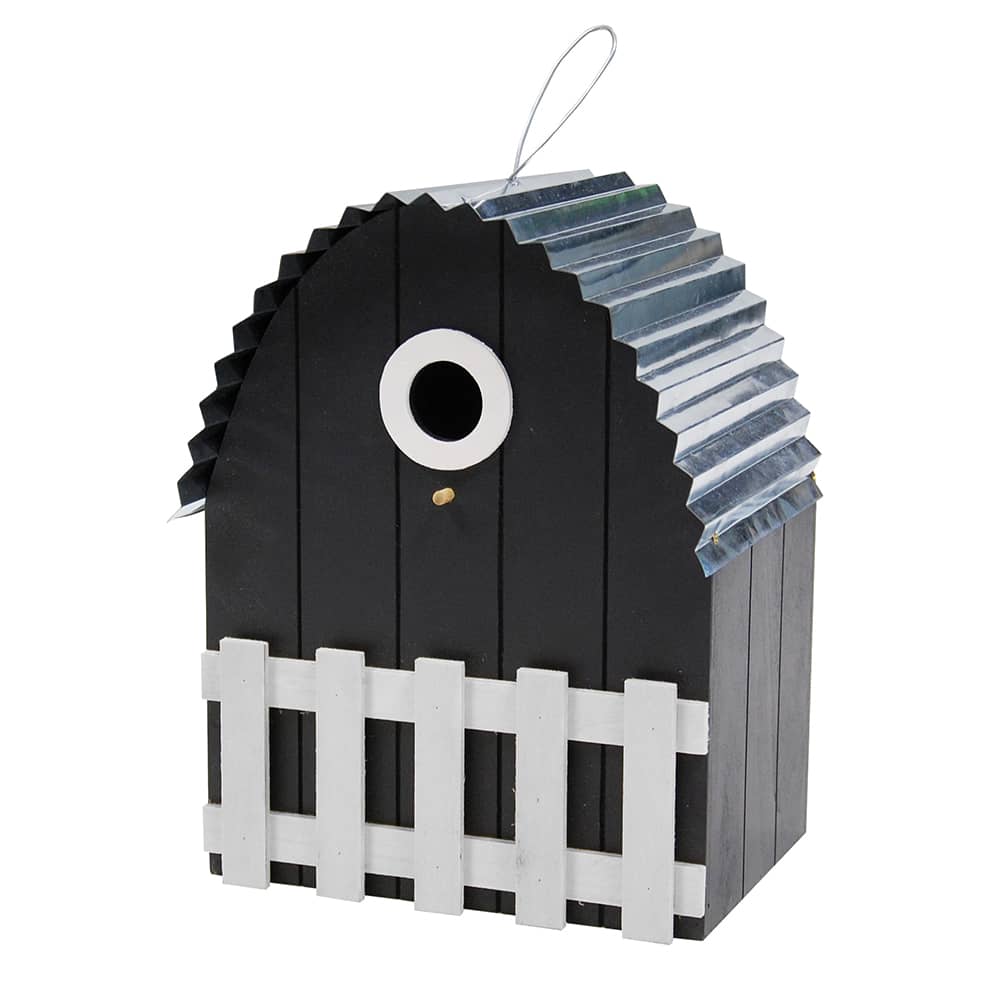 Zwart vogelhuis met het design van een schuur met wit hekje