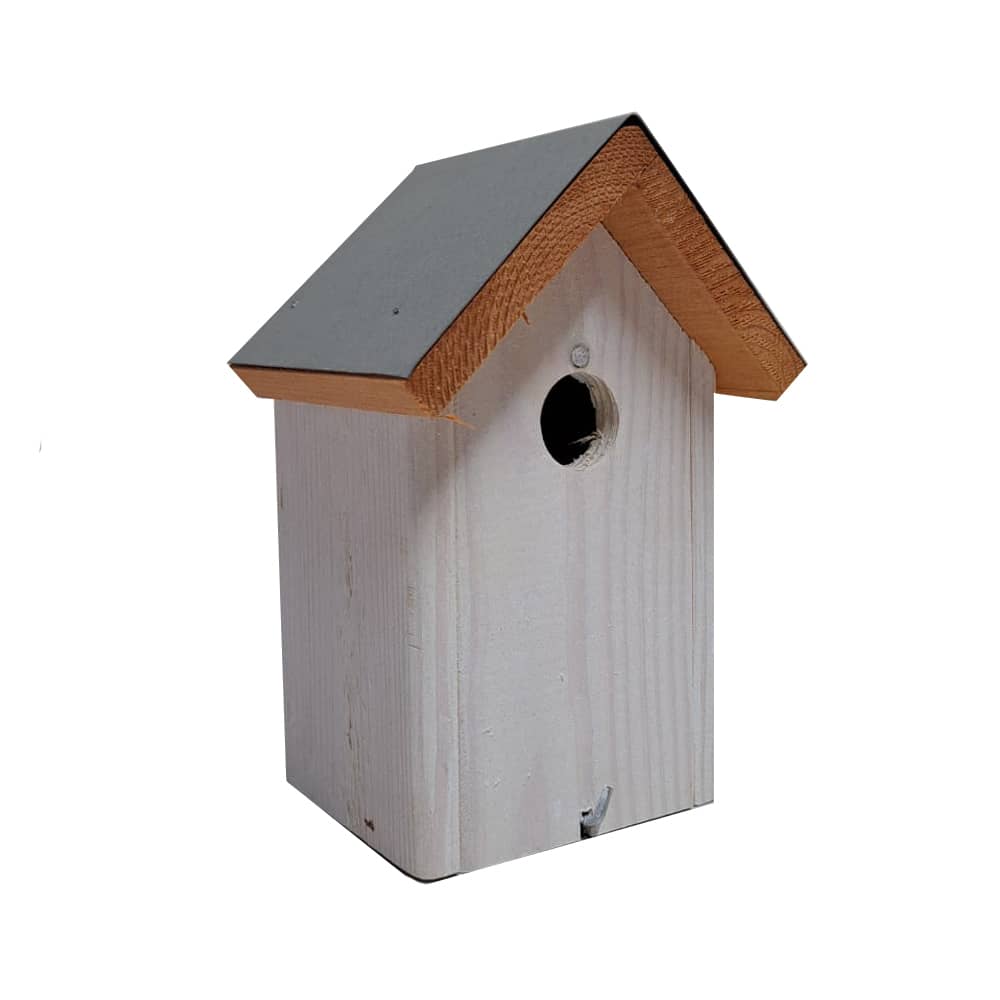 klein wit vogel huis met metalen plaat op een dak