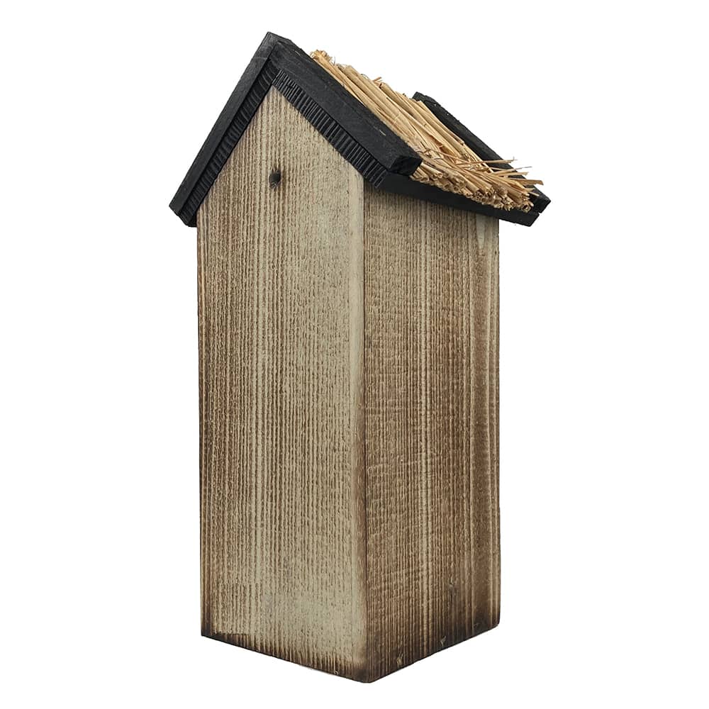 nestkast van gevlamd hout met zwart rieten dak