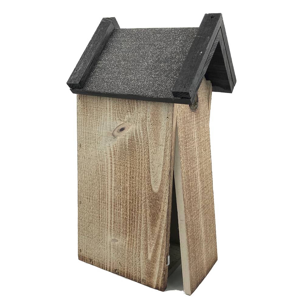 vogelhuis met zwart bitumen dak en voorkant die opengemaakt kan worden