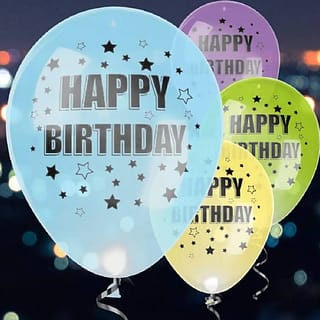 Vier ballonnen met een lampje erin met daarop happy birthday