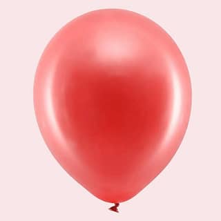 Rode ballon op lichtroze achtergrond