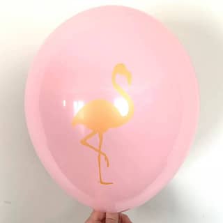 roze ballon met daarop een gouden flamingo