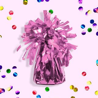 Ballongewicht in het roze met franjes op een lichtroze achtergrond met confetti