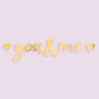 Gouden letterslinger met de tekst 'you & me'