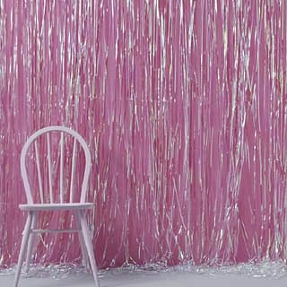 Roze deurgordijn met holografisch effect met stoel ervoor