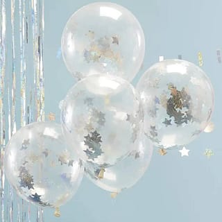 Transparante ballonnen met daarin stervormige confetti met holografisch effect met deurgordijn op de achtergrond