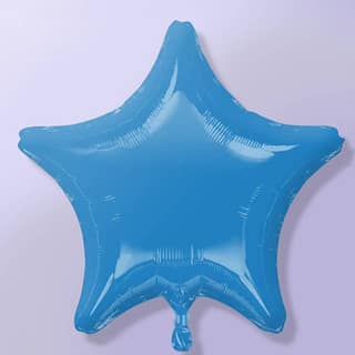 Blauwe folieballon in de vorm van een ster op een paarse achtergrond