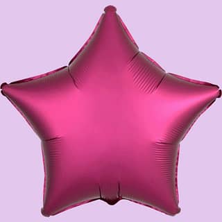 Donkerroze folieballon in de vorm van een ster op paarse achtergrond