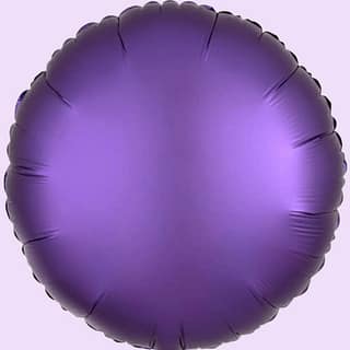 Paarse ronde folieballon op lila achtergrond