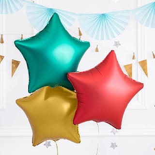 Ballonnen in de vorm van sterren in de kleuren groen, goud en rood