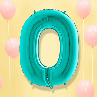 Turquoise folieballon cijfer 0 op een lichtgele achtergrond met pastelroze ballonnen en wit lint
