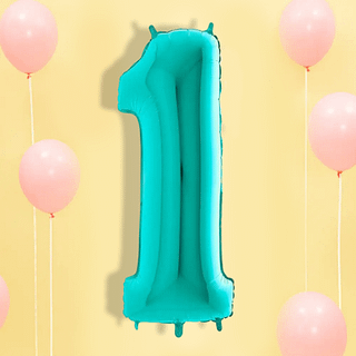 Turquoise folieballon op een lichtgele achtergrond met pastelroze ballonnen en wit lint